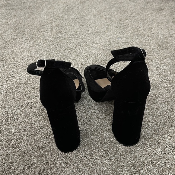 Scoop Velvet Platform Heeled Sandals - Picture 5 of 5